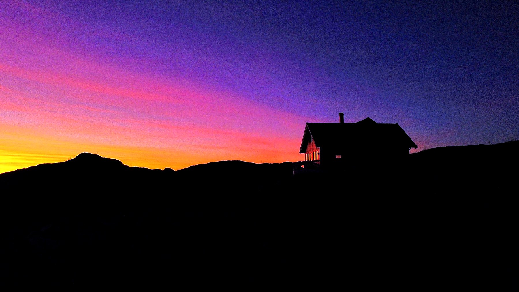 Solnedgang over hyttene
